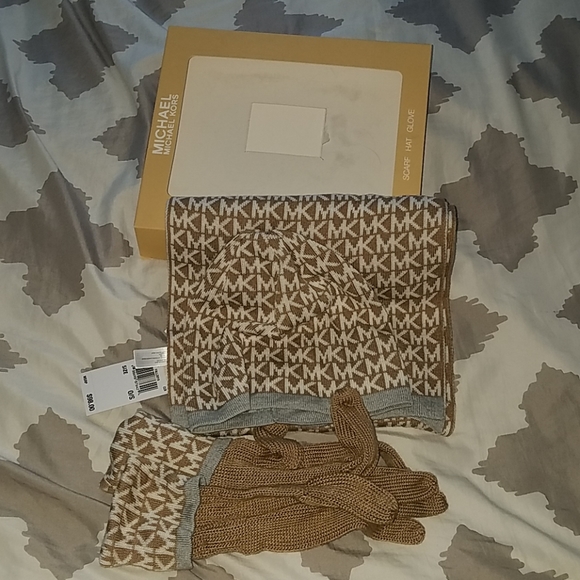 Michael Kors Scarf,  hat and gloves set - Picture 5 of 6